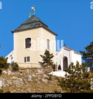 Heiliger Berg oder Svaty kopecek mit Kapelle des Heiligen Sebastian, Blick von der Stadt Mikulov in Tschechien Stockfoto