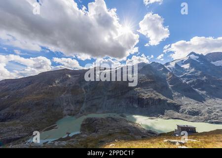 Österreich, Salzburger Land, Panoramablick von Kaiser-Franz-Josefs-Hohe bis zum Grossglockner Gipfel, Pasterzgletscher und Sandersee Stockfoto