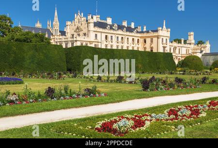 Gärten des Lednice-Schlosses im neogotischen oder Tudor-gotischen Stil, Gegend von Lednice und Valtice, Südmähren, Tschechische Republik Stockfoto