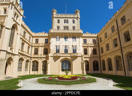 Das Schloss Lednice wurde im neogotischen Stil erbaut, im gotischen Stil von Tudor, in der Gegend von Lednice und Valtice, Südmähren, Tschechische Republik Stockfoto