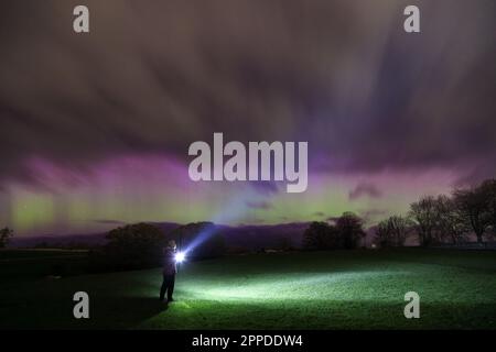 Teesdale, County Durham, Großbritannien. 23. April 2023 Die Aurora Borealis (Nordlichter) hat heute Abend eine spektakuläre Show im Nordosten Englands veranstaltet. Kredit: David Forster/Alamy Live News Stockfoto