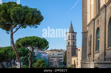 Italien, Latium, Viterbo, Glockenturm von Chiesa di San Giovanni Battista degli Almadiani mit Bäumen im Vordergrund Stockfoto