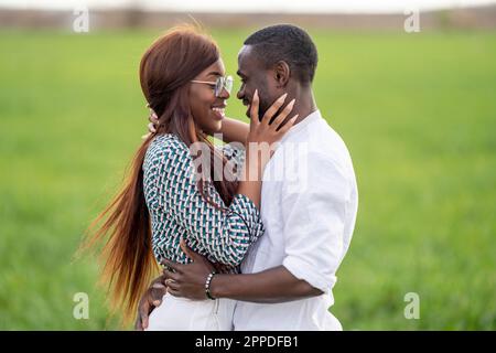 Junges Liebespaar umarmen einander Stockfoto