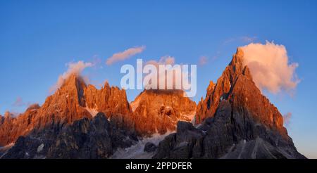 Italien, Trentino-Südtirol, Wolken über dem Pale di San Martino Massiv in der Dämmerung Stockfoto