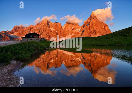 Italien, Trentino-Südtirol, Pale di San Martino Massiv, das sich in einem kleinen See in der Dämmerung spiegelt Stockfoto