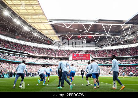 London, Großbritannien. 23. April 2023. Die Spieler von Brighton und Hove Albion wärmen sich vor dem FA Cup-Spiel im Wembley Stadium in London auf. Das Bild sollte lauten: Kieran Cleeves/Sportimage Credit: Sportimage Ltd/Alamy Live News Stockfoto