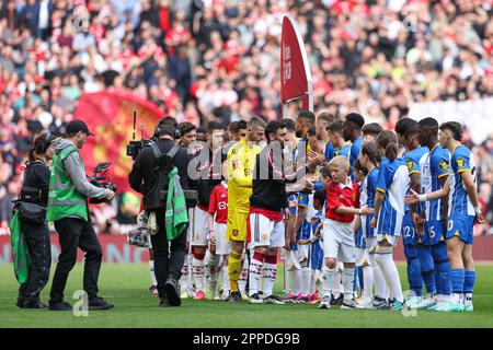 London, Großbritannien. 23. April 2023. Vor dem FA-Cup-Spiel im Wembley Stadium, London, geben die Teams sich die Hand. Das Bild sollte lauten: Kieran Cleeves/Sportimage Credit: Sportimage Ltd/Alamy Live News Stockfoto