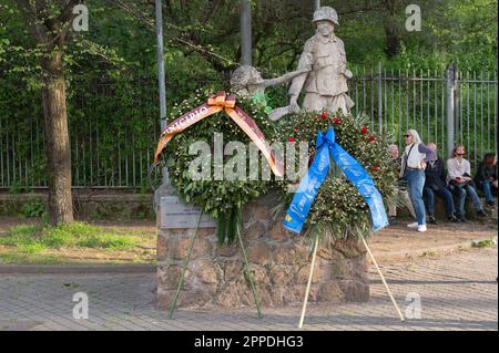 22. April 2023, Rom, Italien: Am 22/4/2023, Mit einer Woche Verspätung aufgrund schlechten Wetters wurde der Zusammenbruch des Quadraro am 17. April 1944 durch deutsche Truppen mit einer Prozession gedenkt, die einige Straßen in der Nachbarschaft durchquerte, die es „das Nest der Wespen“ nannte. "Die Prozession erinnert daran, was im Hinblick auf die Befreiung geschehen ist, und bekräftigt die antifaschistischen, demokratischen und republikanischen Werte, die in der ganzen Welt gültig sind", erklärte der Präsident der VII. Gemeinde Francesco Laddaga. Fabrizio De Sanctis, Provinzsekretär des Nationalen Partisanenverbandes von Rom, fügte i hinzu Stockfoto