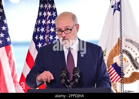 KEY BISCAYNE, FLORIDA - APRIL 21: Rick Spinrad, Leiter der National Oceanic and Atmospheric Administration (NOAA), spricht an der Rosenstiel School of Marine, Atmospheric, Und das Earth Science Center während der US-Vizepräsidentin Kamala Harris, die am 21. April 2023 in Key Biscayne $562 Millionen Dollar für den Schutz der Gemeinden vor den Auswirkungen des Klimawandels ankündigte, um über die Bemühungen der Regierung zur Bekämpfung der Klimakrise und zur Stärkung der Widerstandsfähigkeit der Bevölkerung gegen extreme Wetterbedingungen zu berichten. Nach Florida. (Foto: JL/Sipa USA) Stockfoto