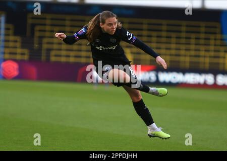 Manchester, Großbritannien. 24. April 2023. Manchester Academy, Manchester, 23. April 2023: Emma Snerle (#8 West Ham) in Aktion während des WSL-Spiels zwischen Manchester City und West Ham United im Academy Stadium, Manchester, England. (MHodsman/SPP) Kredit: SPP Sport Press Photo. Alamy Live News Stockfoto