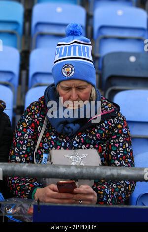 Manchester, Großbritannien. 24. April 2023. Manchester Academy, Manchester, 23. April 2023: MA City-Fan während des WSL-Spiels zwischen Manchester City und West Ham United im Academy Stadium, Manchester, England. (MHodsman/SPP) Kredit: SPP Sport Press Photo. Alamy Live News Stockfoto