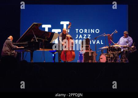 Turin, Italien. 23. April 2023. Kenny Barron Trio (Kenny Barron am Klavier, Kiyoshi Kitagawa beim Bass, Johnathan Blake bei Drums) in einem Konzert beim Torino Jazz Festival 2023, Italien. Kredit: Marco Destefanis/Alamy Live News Stockfoto