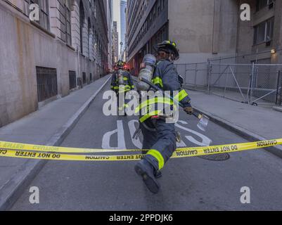 NEW YORK, NEW YORK. – 18. April 2023: New York City Feuerwehrleute reagieren auf einen Einsturz der Parkgarage in Lower Manhattan. Stockfoto