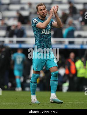 Newcastle, Großbritannien. 23. April 2023Tottenham Harry Kane von Hotspur applaudiert ihren Fans nach dem Spiel der Premier League zwischen Newcastle United und Tottenham Hotspur in St. James's Park, Newcastle, Sonntag, den 23. April 2023. (Foto: Mark Fletcher | MI News) Guthaben: MI News & Sport /Alamy Live News Stockfoto