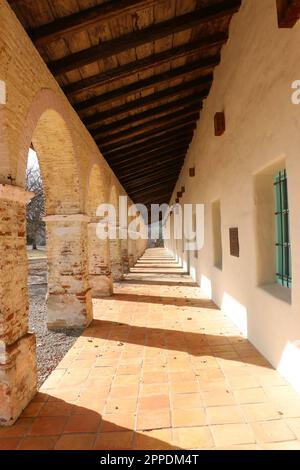 Die lange Kolonade in der Mission San Antonio de Padua, Jolon CA. Gegründet 1771. Die isolierteste der Missionen, die von Junipero Serra gegründet wurden. Stockfoto