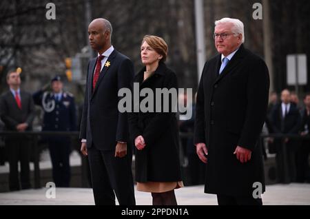 Ottawa, Kanada. 23. April 2023. Der deutsche Präsident Frank-Walter Steinmeier (r) legt einen Kranz am Grab des unbekannten Soldaten am Nationaldenkmal am Konföderationsplatz. Seine Frau Elke Büdenbender und Ahmed Hussen, Mitglied des kanadischen Unterhauses, stehen vor ihm. Ziel der Reise ist es, die deutsch-kanadischen Beziehungen in schwierigen politischen und wirtschaftlichen Zeiten zu stärken. Kredit: Britta Pedersen/dpa/Alamy Live News Stockfoto