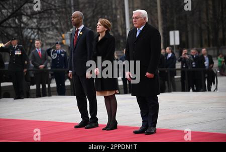 Ottawa, Kanada. 23. April 2023. Der deutsche Präsident Frank-Walter Steinmeier (r) legt einen Kranz am Grab des unbekannten Soldaten am Nationaldenkmal am Konföderationsplatz. Seine Frau Elke Büdenbender und Ahmed Hussen, Mitglied des kanadischen Unterhauses, stehen vor ihm. Ziel der Reise ist es, die deutsch-kanadischen Beziehungen in schwierigen politischen und wirtschaftlichen Zeiten zu stärken. Kredit: Britta Pedersen/dpa/Alamy Live News Stockfoto