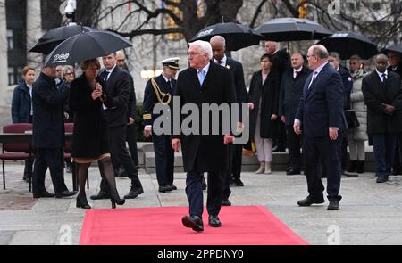 Ottawa, Kanada. 23. April 2023. Bundespräsident Frank-Walter Steinmeier am Rande einer Kranzlegen-Zeremonie am Grab des unbekannten Soldaten am National war Memorial 'Confederation Square'. Ziel der Reise ist es, die deutsch-kanadischen Beziehungen in schwierigen politischen und wirtschaftlichen Zeiten zu stärken. Kredit: Britta Pedersen/dpa/Alamy Live News Stockfoto