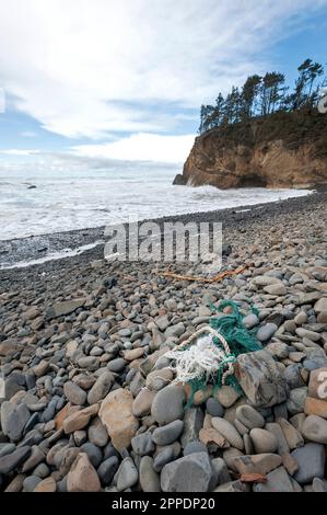 Stücke von Angeln net Müll am Strand. Stockfoto