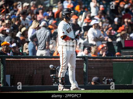 San Francisco, Kalifornien, USA. April 23 2023 San Francisco CA, USA San Francisco Shortstop Brandon Crawford (35) an Deck während des MLB-Spiels zwischen den New York Mets und den San Francisco Giants im Oracle Park San Francisco Calif Thurman James/CSM Kredit: CAL Sport Media/Alamy Live News Stockfoto