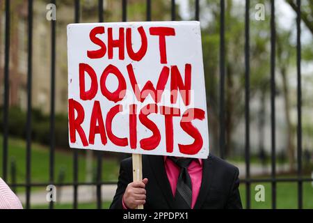 State College, Usa. 23. April 2023. Ein Protestteilnehmer hält ein Schild mit der Aufschrift „Shut down Rascists“ während einer Kundgebung für Safe Centre County öffentliche Schulen im State College, Pa, am 23. April 2023. Die Kundgebung wurde als Reaktion auf eine Veranstaltung namens „School Board Boot Camp“ veranstaltet, die von Chuck Mason veranstaltet wurde. Das Trainingslager, das Schulleitermitgliedern und Kandidaten helfen soll, „informierte Richtlinien zu entwickeln, die sich gegen CRT, LGBTQ und DEI zum Schutz von Kindern richten“, wurde nach der Protestankündigung abgesagt. (Foto: Paul Weaver/Sipa USA) Guthaben: SIPA USA/Alamy Live News Stockfoto