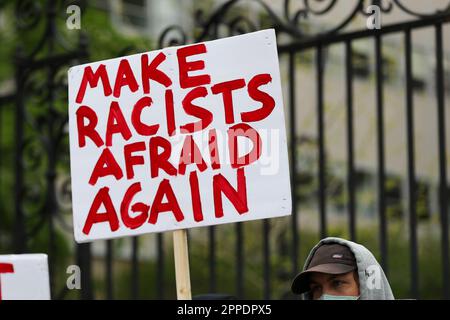 State College, Usa. 23. April 2023. Ein Protestteilnehmer hält ein Schild mit der Aufschrift "Make Rascists Fighter Again" während einer Kundgebung für Safe Centre County öffentliche Schulen im State College, Pa, am 23. April 2023. Die Kundgebung wurde als Reaktion auf eine Veranstaltung namens „School Board Boot Camp“ veranstaltet, die von Chuck Mason veranstaltet wurde. Das Trainingslager, das Schulleitermitgliedern und Kandidaten helfen soll, „informierte Richtlinien zu entwickeln, die sich gegen CRT, LGBTQ und DEI zum Schutz von Kindern richten“, wurde nach der Protestankündigung abgesagt. (Foto: Paul Weaver/Sipa USA) Guthaben: SIPA USA/Alamy Live News Stockfoto