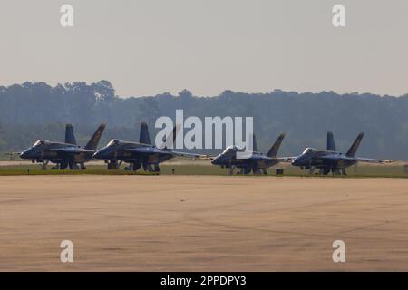 USA Navy F/A-18 Super Hornets mit US Navy Flight Demonstration Squadron, The Blue Angels, landen am Marine Corps Air Station (MCAS) Beaufort, South Carolina, 20. April 2023. Die Blue Angels kamen für die Beaufort Airshow 2023 an, die die Gemeinde zusammenbringt und die USA demonstriert Fähigkeiten der Marine und des Marine Corps Luftkampfelement und Marine Luft-Boden-Task Force. (USA Marinekorps (Foto: Lance CPL. Kyle Baskin) Stockfoto