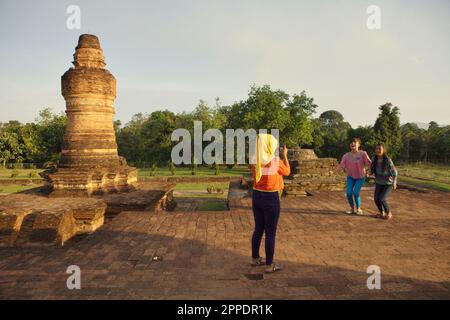 Junge Frauen, die sich im Muara Takus-Tempel in Kampar, Riau, Indonesien erholen. Stockfoto