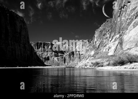 Colorado River und Mond im Glen Canyon Arizona Stockfoto