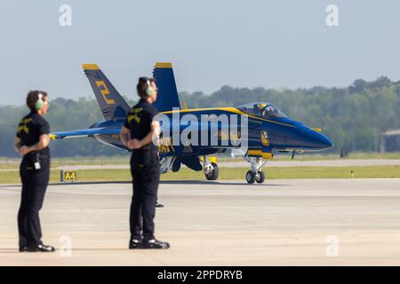 EIN US-AMERIKANISCHER Navy F/A-18 Super Hornet mit US Navy Flight Demonstration Squadron, The Blue Angels, landet am Marine Corps Air Station (MCAS) Beaufort, South Carolina, 20. April 2023. Die Blue Angels kamen für die Beaufort Airshow 2023 an, die die Gemeinde zusammenbringt und die USA demonstriert Fähigkeiten der Marine und des Marine Corps Luftkampfelement und Marine Luft-Boden-Task Force. (USA Marinekorps (Foto: Lance CPL. Kyle Baskin) Stockfoto