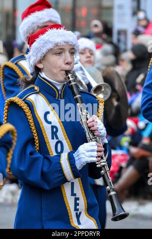 Toronto, ON, Kanada – 17. November 2019: Orchestermusiker nehmen an der Toronto Santa Claus Parade in der Innenstadt Teil Stockfoto