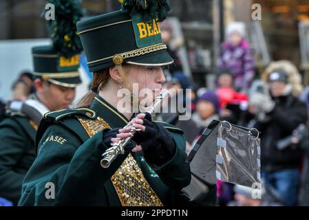 Toronto, ON, Kanada – 17. November 2019: Orchestermusiker nehmen an der Toronto Santa Claus Parade in der Innenstadt Teil Stockfoto