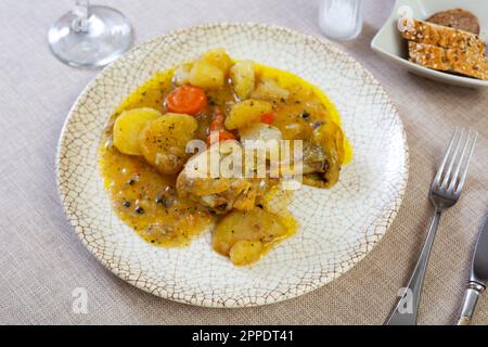 Mit Bratensoße gebackene Hühnerschenkel mit Kartoffeleintopf Stockfoto