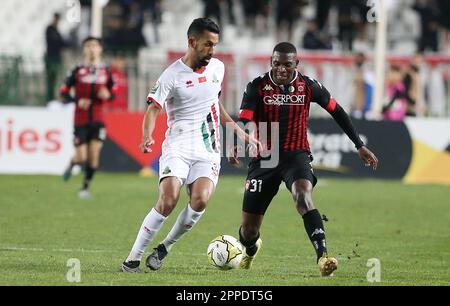 Algier. 24. April 2023. USM Algers Tumisang Orebonye (R) tritt mit FAR Rabats Mohamed Hrimat während des Viertelfinalspiels des Confederation of African Football (CAF) Confederation Cup zwischen USM Alger (Algerien) und FAR Rabat (Marokko) am 5. Juli des Stadions in Algier (Algerien) am 23. April 2023 in Kontakt. Kredit: Xinhua/Alamy Live News Stockfoto