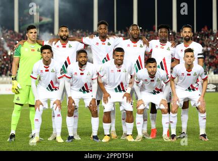 Algier. 24. April 2023. FAR Rabats Einsteiger posieren für Gruppenfotos vor dem Viertelfinale des Confederation of African Football (CAF) Confederation Cup zwischen USM Alger (Algerien) und FAR Rabat (Marokko) am 5. Juli in Algier (Algerien) am 23. April 2023. Kredit: Xinhua/Alamy Live News Stockfoto