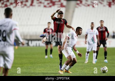 Algier. 24. April 2023. Mustapha Bouchina von USM Alger (3. l) tritt mit FAR Rabats Igmane Hamza während des Viertelfinalspiels des Confederation of African Football (CAF) Confederation Cup zwischen USM Alger (Algerien) und FAR Rabat (Marokko) am 5. Juli des Stadions in Algier (Algerien) am 23. April 2023 in Kontakt. Kredit: Xinhua/Alamy Live News Stockfoto