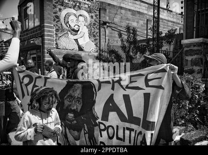 Philadelphia, Pennsylvania, USA. 23. April 2023. Demonstranten marschieren während eines Protests in Philadelphia, PA, für die inhaftierte politische Gefangene Mumia Abu-Jamal. Abu-Jamal wurde wegen Mordes an Polizisten in Philadelphia verurteilt, hat aber seit der Verurteilung seine Unschuld bewahrt. Abu-Jamal, jetzt 69, wurde eine kürzliche Berufung abgelehnt (Kreditbild: © Brian Branch Price/ZUMA Press Wire), NUR REDAKTIONELLE VERWENDUNG! Nicht für den kommerziellen GEBRAUCH! Stockfoto