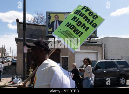 Philadelphia, Pennsylvania, USA. 23. April 2023. Demonstranten marschieren während eines Protests in Philadelphia, PA, für die inhaftierte politische Gefangene Mumia Abu-Jamal. Abu-Jamal wurde wegen Mordes an Polizisten in Philadelphia verurteilt, hat aber seit der Verurteilung seine Unschuld bewahrt. Abu-Jamal, jetzt 69, wurde eine kürzliche Berufung abgelehnt (Kreditbild: © Brian Branch Price/ZUMA Press Wire), NUR REDAKTIONELLE VERWENDUNG! Nicht für den kommerziellen GEBRAUCH! Stockfoto