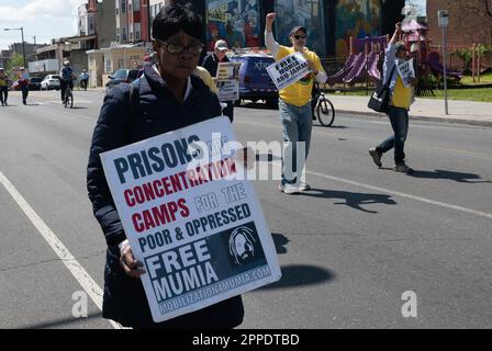 Philadelphia, Pennsylvania, USA. 23. April 2023. Demonstranten marschieren während eines Protests in Philadelphia, PA, für die inhaftierte politische Gefangene Mumia Abu-Jamal. Abu-Jamal wurde wegen Mordes an Polizisten in Philadelphia verurteilt, hat aber seit der Verurteilung seine Unschuld bewahrt. Abu-Jamal, jetzt 69, wurde eine kürzliche Berufung abgelehnt (Kreditbild: © Brian Branch Price/ZUMA Press Wire), NUR REDAKTIONELLE VERWENDUNG! Nicht für den kommerziellen GEBRAUCH! Stockfoto