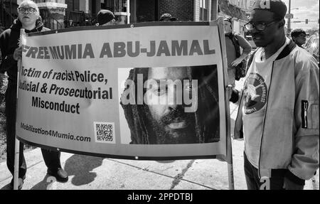 Philadelphia, Pennsylvania, USA. 23. April 2023. Demonstranten marschieren während eines Protests in Philadelphia, PA, für die inhaftierte politische Gefangene Mumia Abu-Jamal. Abu-Jamal wurde wegen Mordes an Polizisten in Philadelphia verurteilt, hat aber seit der Verurteilung seine Unschuld bewahrt. Abu-Jamal, jetzt 69, wurde eine kürzliche Berufung abgelehnt (Kreditbild: © Brian Branch Price/ZUMA Press Wire), NUR REDAKTIONELLE VERWENDUNG! Nicht für den kommerziellen GEBRAUCH! Stockfoto