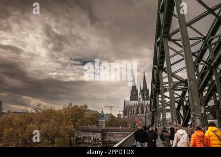 Bild eines Panoramablicks über die Kölner Innenstadt mit dem Kölner Dom und der hohenzollernbrücke vor dem Hotel. Die Hohenzollernbrücke ist eine Brücke Stockfoto