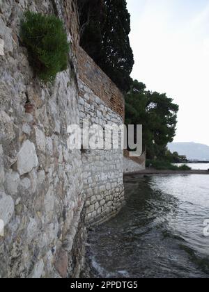 Großes Steinhaus am Strand von Kontokali, das für die Dreharbeiten der Fernsehserie Durrells verwendet wurde Stockfoto