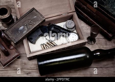 Antike Retro-Revolverpistole mit Munition in einer Holzkiste für Briefe Stockfoto