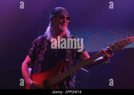 Curitiba, Parana, Brasilien. 23. April 2023. (INT) Deep Purple tritt in Curitiba auf. 23. April 2023, Curitiba, Parana, Brasilien: Dunkelviolett, Einer der größten Namen in der Geschichte des Weltrocks, ist zum 13. Mal wieder in Brasilien und tritt live in Curitiba am Sonntagabend (23.) auf. The Legends Ian Gillan (Gesang), Roger Glover (Bass), Ian Paice (Trommeln), Don Airey (Tastaturen) und Simon McBride (Gitarre) (Kreditbild: © Edson De Souza/TheNEWS2 via ZUMA Press Wire) – NUR REDAKTIONELLE VERWENDUNG! Nicht für den kommerziellen GEBRAUCH! Kredit: ZUMA Press, Inc./Alamy Live News Stockfoto