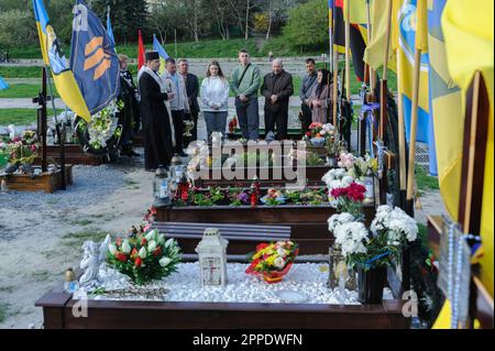 Lemberg, Ukraine. 23. April 2023. Die Menschen zollen ihren Respekt an den Gräbern der ukrainischen Helden auf dem Marsfeld auf dem Friedhof Lychakiv. Die Menschen besuchen die gefallenen Helden der Ukraine, die das Territorium der Ukraine auf dem Friedhof Lychakiv verteidigten, wo sie begraben sind. Russland marschierte am 24. Februar 2022 in die Ukraine ein und löste damit den größten militärischen Angriff in Europa seit dem Zweiten Weltkrieg aus Kredit: SOPA Images Limited/Alamy Live News Stockfoto