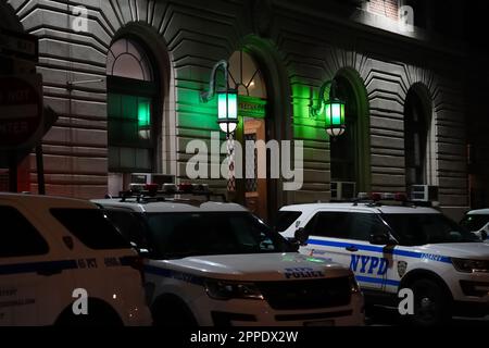 Bronx, NY - 23. April 2023 : Nachtansicht des Eingangs zum 45. Polizeirevier des New York City Police Department auf der Barkley Avenue, 10465 Stockfoto
