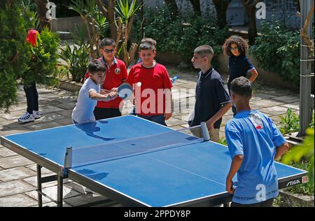 Beirut, Libanon. 23. April 2023. Kinder spielen Tischtennis anlässlich des Weltlichen Tischtennistags in Beirut, Libanon, am 23. April 2023. Kredit: Bilal Jawich/Xinhua/Alamy Live News Stockfoto