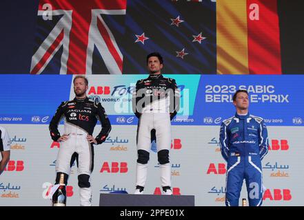 BERLIN, DEUTSCHLAND - APRIL 22: Sam Bird, Jaguar TCS Racing, 2. Platz, Mitch Evans, Jaguar TCS Racing, 1. Position und Maximilian Gunther, Maserati MSG Racing, 3. Position, auf dem Podium während der ABB FIA Formel E Championship – 2023 Sabic Berlin E-Prix Runde 8 am 22. April 2022 in Berlin. Wird am 22. April 2023 2023 bei der ABB FIA Formel E Championship - Sabic Berlin E-Prix Runde 7 in Berlin, Deutschland, gesehen. Formel E, Motorsport, Formel E Weltmeisterschaft. Bild und Copyright von Norbert NICKELS/ATP Images (NICKELS Norbert/ATP/SPP) Stockfoto