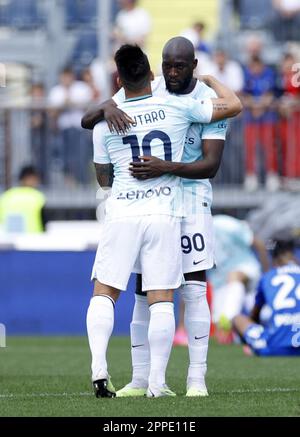 Empoli, Italien. 23. April 2023. Lautaro Martinez (L) von Inter Mailand feiert mit seinem Teamkollegen Romelu Lukaku am Ende eines Fußballspiels der Serie A zwischen Inter Mailand und Empoli am 23. April 2023 in Empoli (Italien). Kredit: Str/Xinhua/Alamy Live News Stockfoto