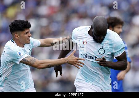 Empoli, Italien. 23. April 2023. Inter Mailands Romelu Lukaku (R) feiert sein Tor während eines Fußballspiels der Serie A zwischen Inter Mailand und Empoli in Empoli, Italien, am 23. April 2023. Kredit: Str/Xinhua/Alamy Live News Stockfoto